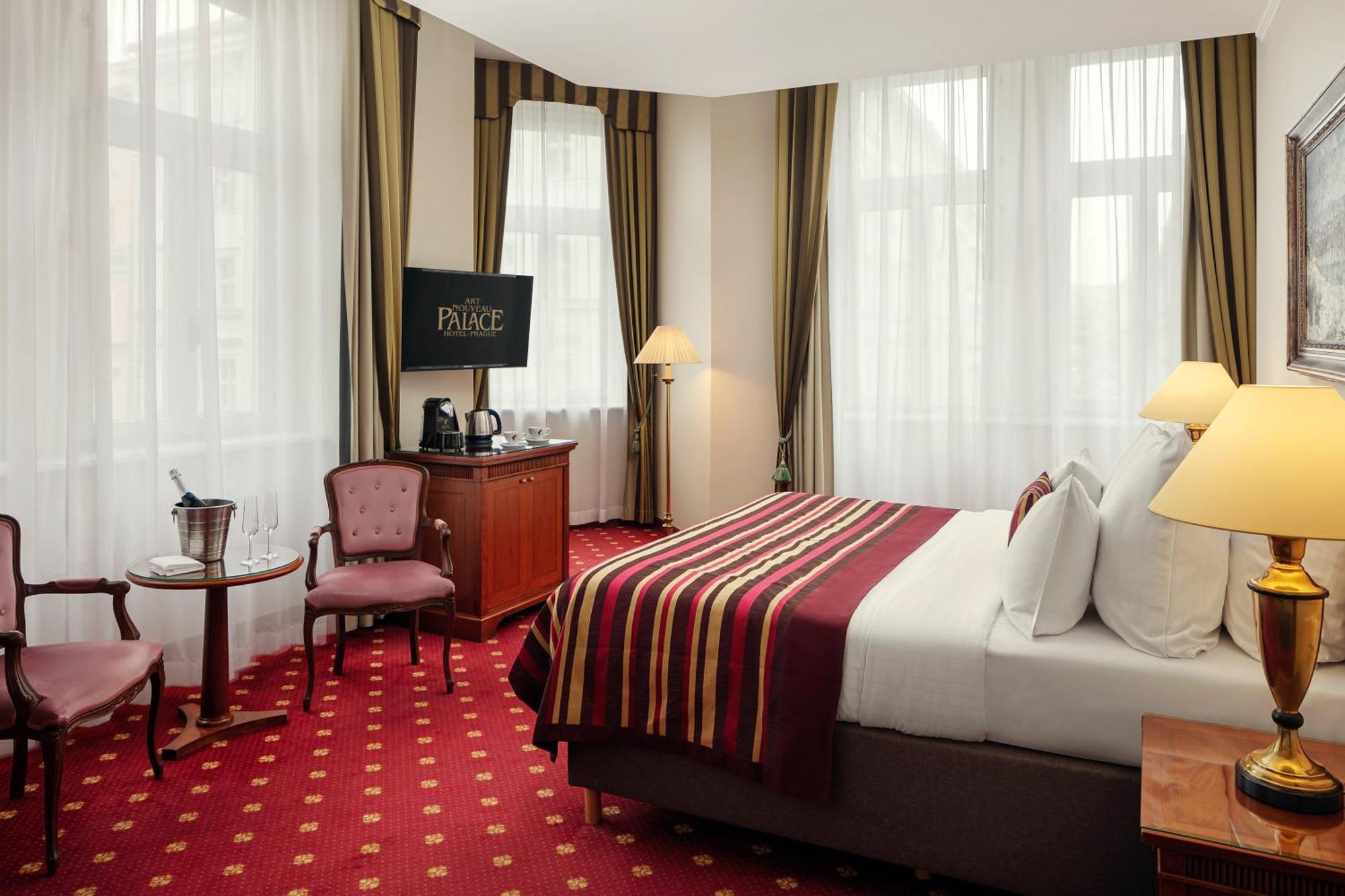 Art Nouveau Palace Hotel Praha Bagian luar foto A room at the hotel